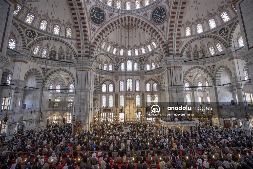 Last Friday prayer of Ramadan in Istanbul