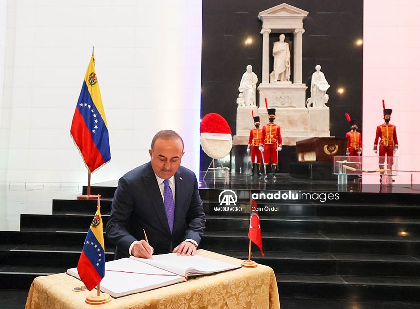 El ministro de Relaciones Exteriores de Turquía visita el mausoleo de Simón Bolívar en Venezuela
