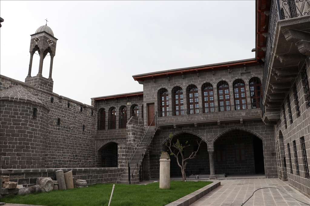 Diyarbakır'da PKK'lı teröristlerce tahrip edilen iki kilisenin restorasyonu tamamlandı
