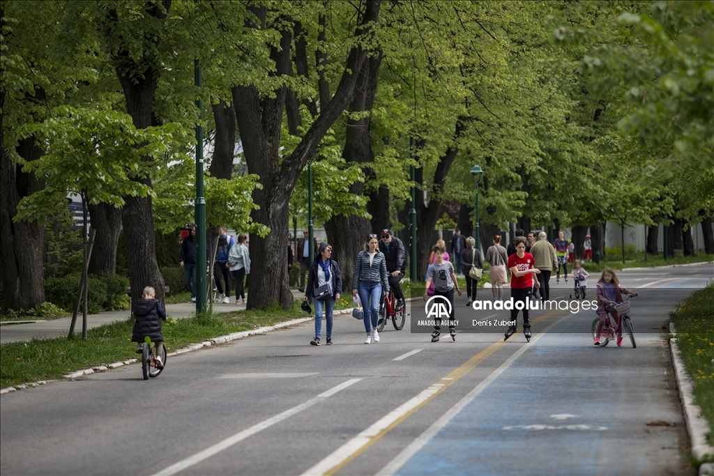 Proljeće u Sarajevu: Parkovi i ulice ispunjeni šetačima