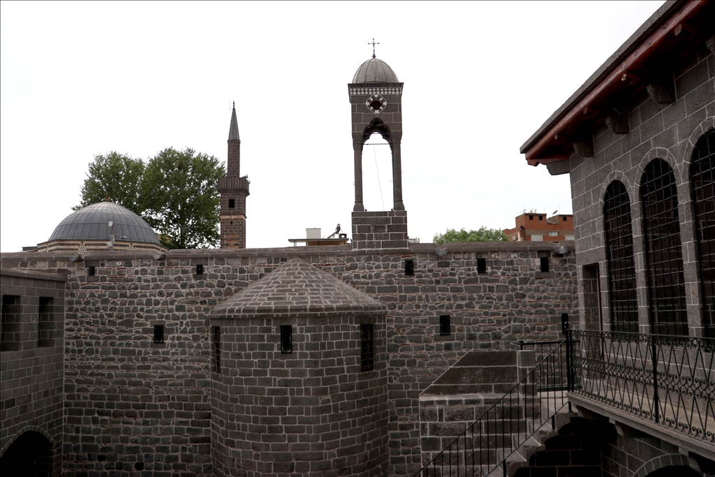 Diyarbakır'da PKK'lı teröristlerce tahrip edilen iki kilisenin restorasyonu tamamlandı