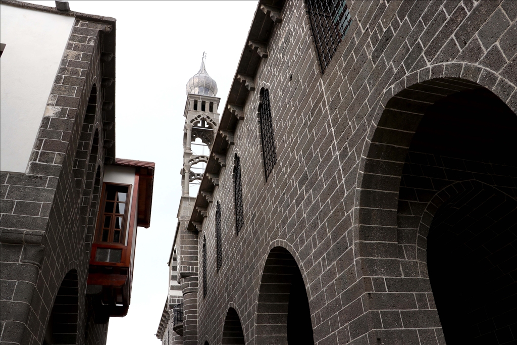 Diyarbakır'da PKK'lı teröristlerce tahrip edilen iki kilisenin restorasyonu tamamlandı