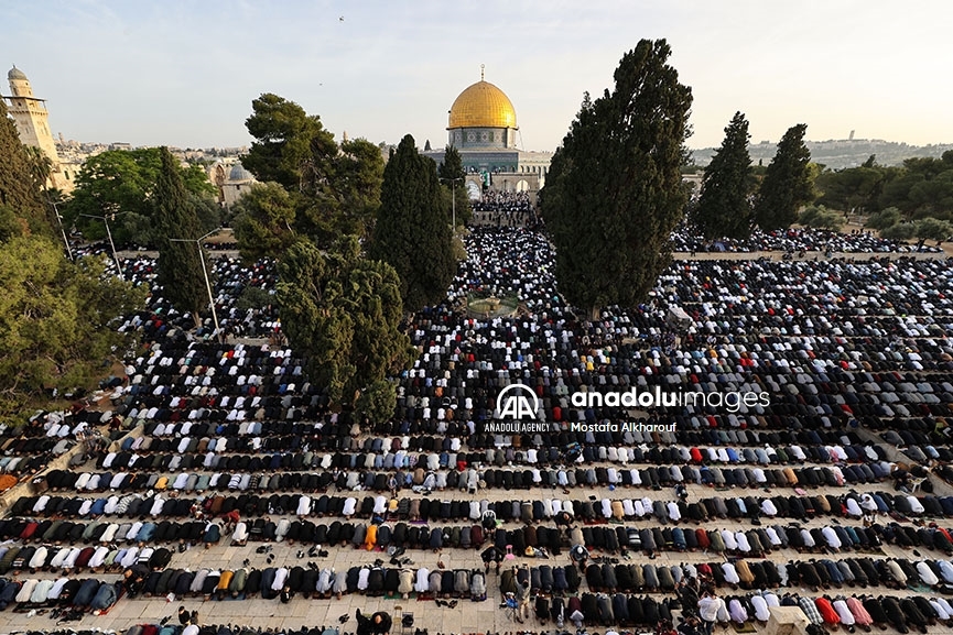 Fieles musulmanes en Jerusalén se congregaron en el complejo de la mezquita de Al-Aqsa para celebrar el Eid al-Fitr