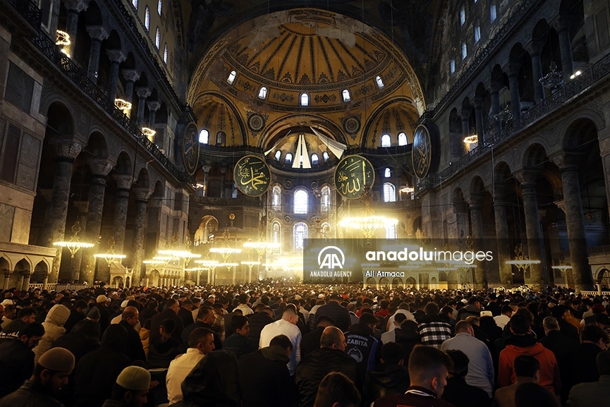 Miles de personas realizan las oraciones por el Eid al-Fitr o Fin del Ayuno en Estambul