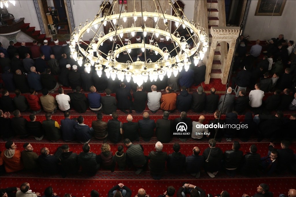 Kosovë, besimtarët muslimanë falin namazin e Fitër Bajramit