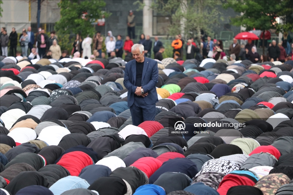 Besimtarët muslimanë në Shqipëri falin namazin e Fitër Bajramit