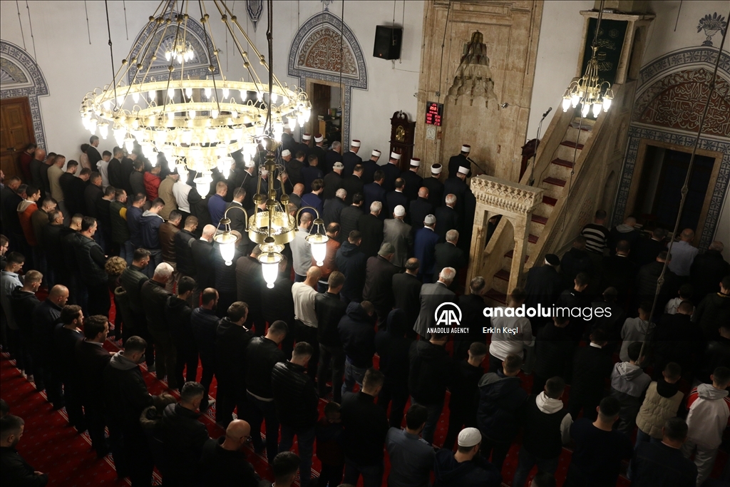 Kosovë, besimtarët muslimanë falin namazin e Fitër Bajramit