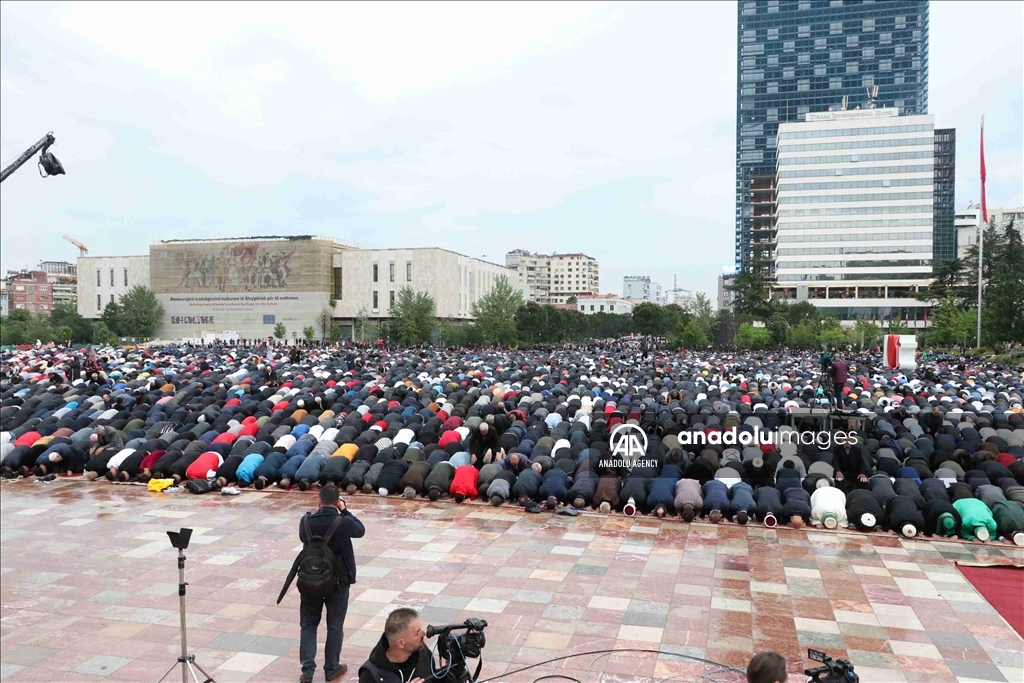 Kosovë, besimtarët muslimanë falin namazin e Fitër Bajramit 10