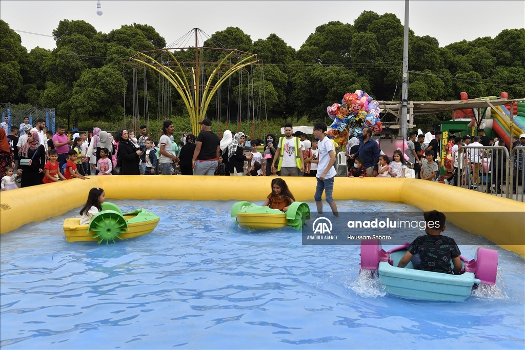 أطفال بدت عليهم الفرحة والبهجة والمرح خلال ارتيادهم الألعاب