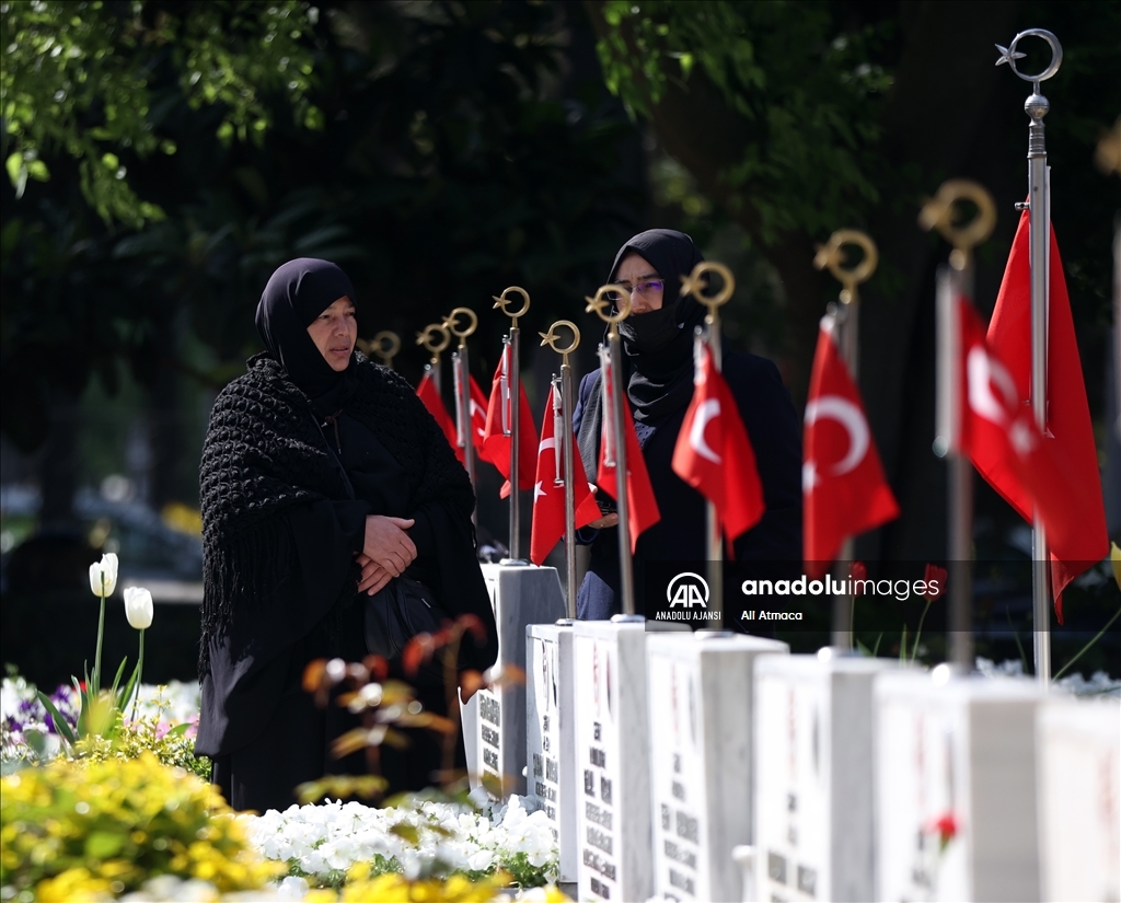 Şehit aileleri bayramın ilk gününde Edirnekapı Şehitliği'ni ziyaret etti