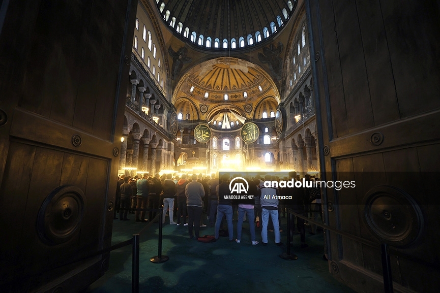 Miles de personas realizan las oraciones por el Eid al-Fitr o Fin del Ayuno en Estambul