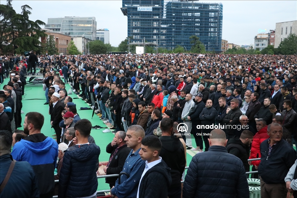Besimtarët muslimanë në Shqipëri falin namazin e Fitër Bajramit