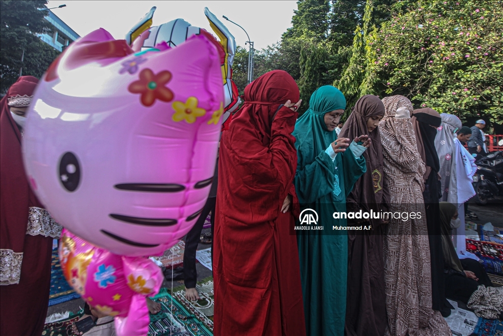 Endonezya'da bayram namazı kılındı