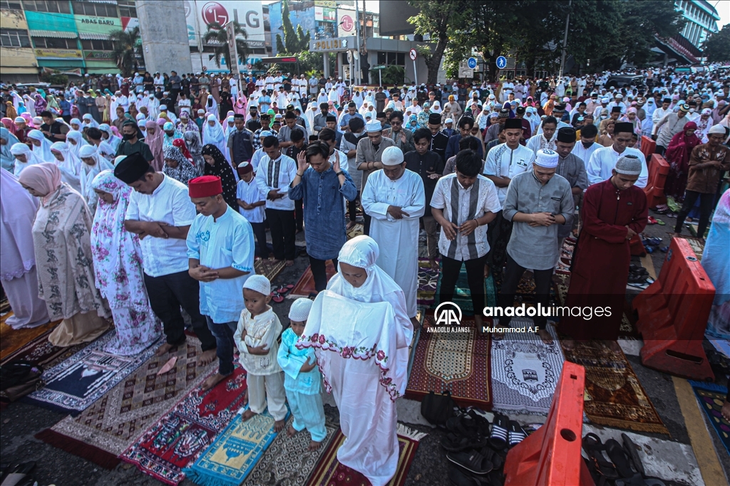 Endonezya'da bayram namazı kılındı