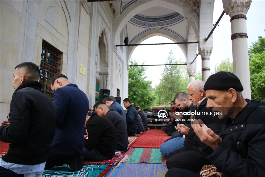 Maqedoni e Veriut, besimtarët muslimanë falin namazin e Fitër Bajramit