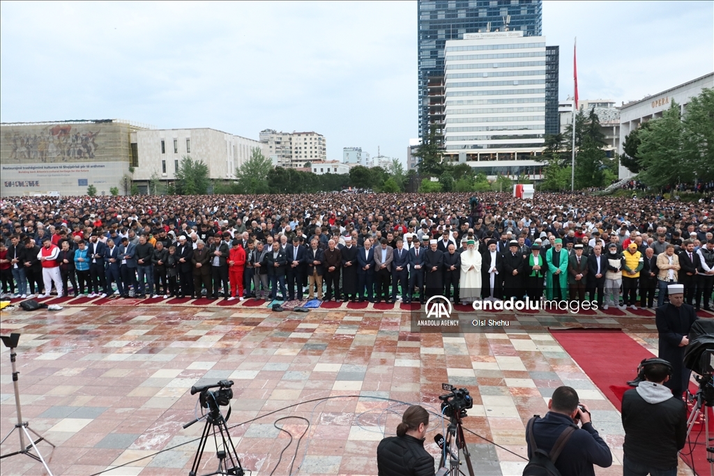 Besimtarët muslimanë në Shqipëri falin namazin e Fitër Bajramit