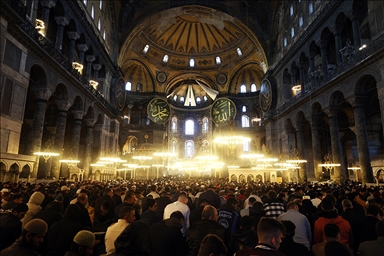 Miles de personas realizan las oraciones por el Eid al-Fitr en Estambul