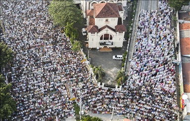 Ribuan warga salat Idulfitri di Jatinegara, Jakarta