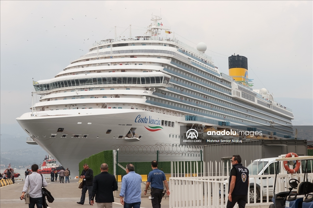 İtalya bandıralı kruvaziyer Costa Venezia, İzmir'e yanaştı