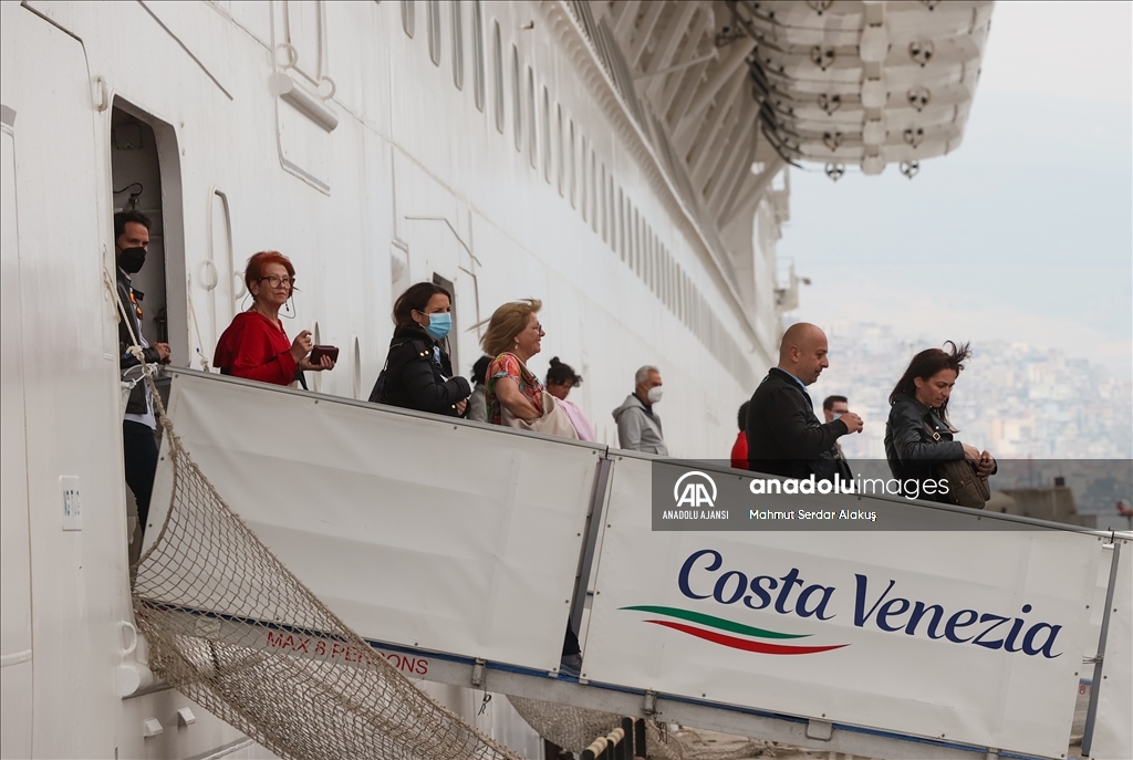 İtalya bandıralı kruvaziyer Costa Venezia, İzmir'e yanaştı