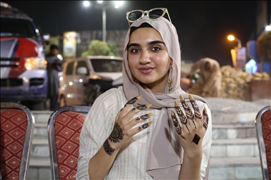 La tradición de las mujeres paquistaníes de celebrar el Eid al-Fitr pintándose las manos con henna