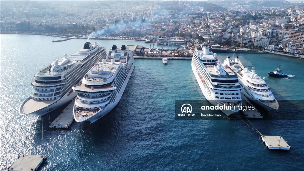 ورود چهار کشتی‌ کروز به سواحل کشو‌آداسی ترکیه