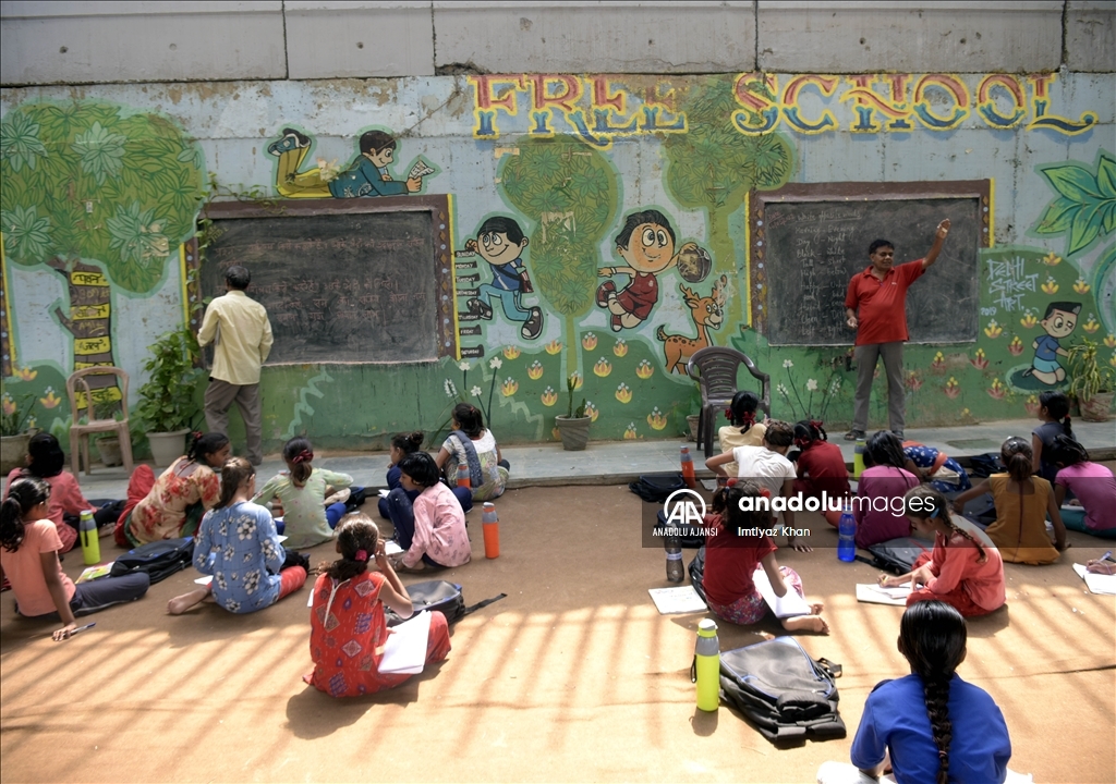 Hindistan'da metro köprüsü altında eğitim