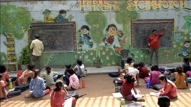 Hindistan'da metro köprüsü altında eğitim