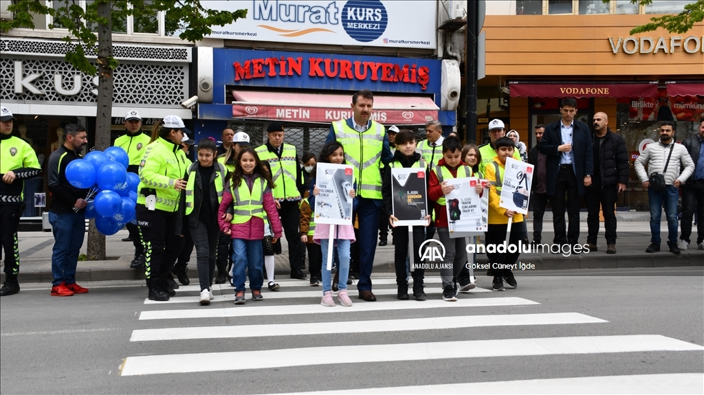 Sivas'ta "Yayalar için 5 adımda güvenli trafik" uygulaması yapıldı