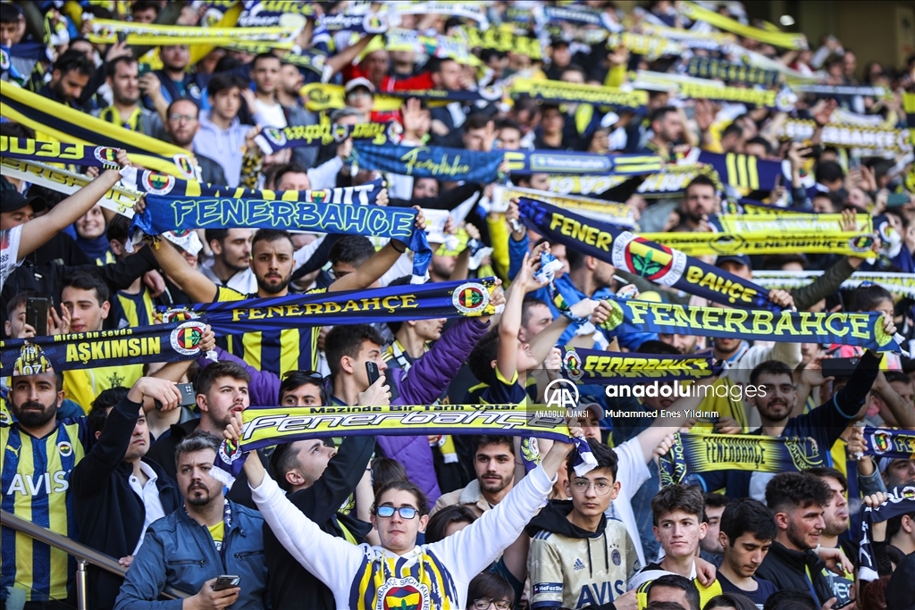 Fenerbahçe, Beşiktaş derbisi öncesi son antrenmanını taraftarına açık yaptı