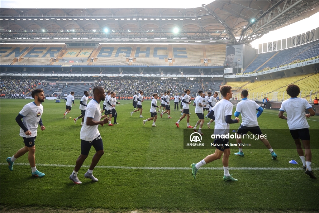 Fenerbahçe, Beşiktaş derbisi öncesi son antrenmanını taraftarına açık yaptı