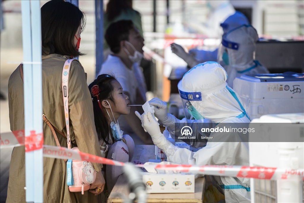 Çin'in Guangzhou kentinde nükleik asit testi için kuyruk oluştu