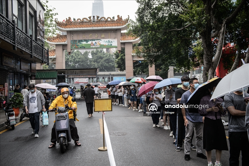 Çin'in Guangzhou kentinde nükleik asit testi için kuyruk oluştu