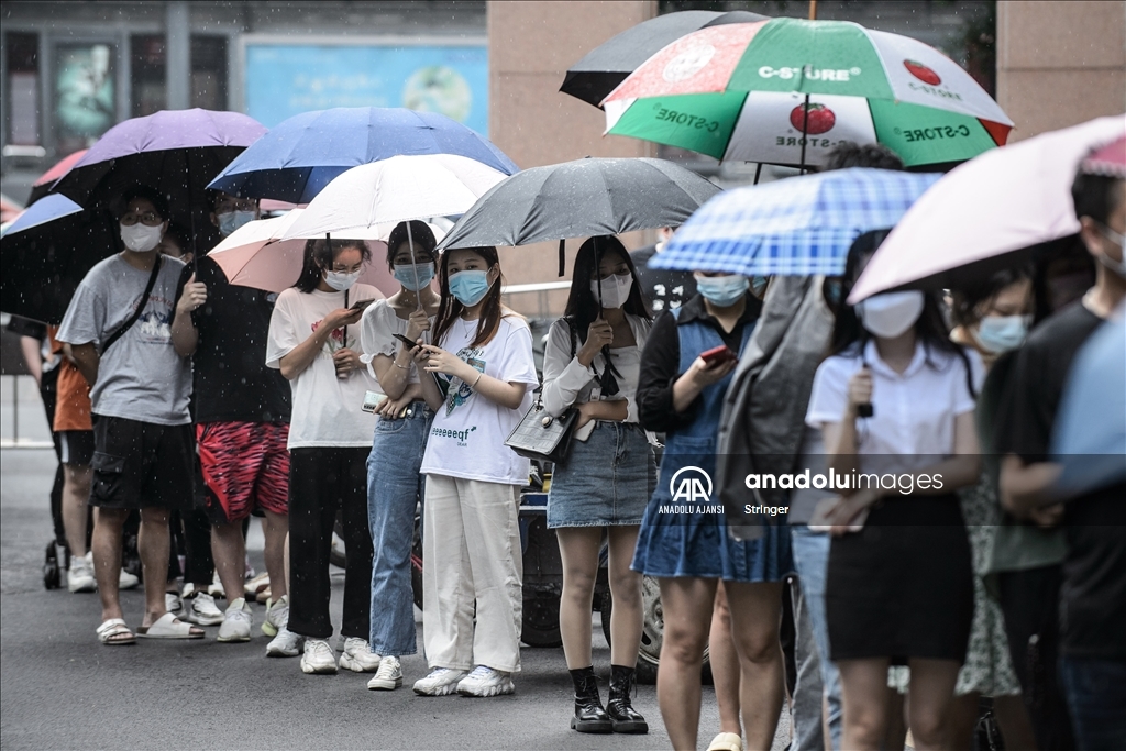 Çin'in Guangzhou kentinde nükleik asit testi için kuyruk oluştu