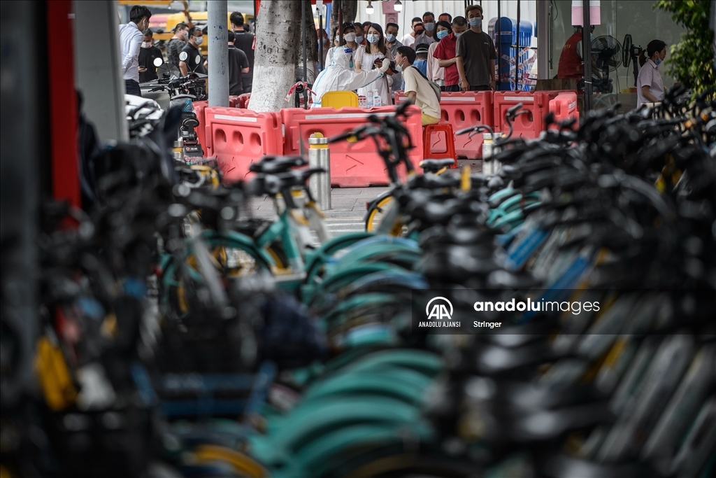 Çin'in Guangzhou kentinde nükleik asit testi için kuyruk oluştu