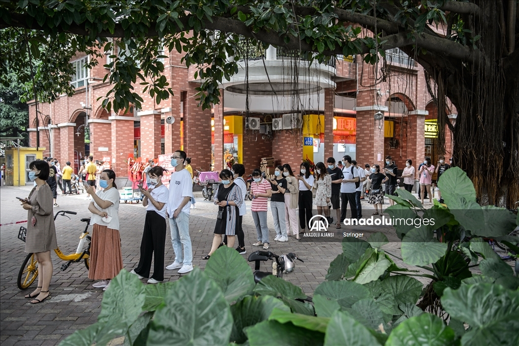 Çin'in Guangzhou kentinde nükleik asit testi için kuyruk oluştu