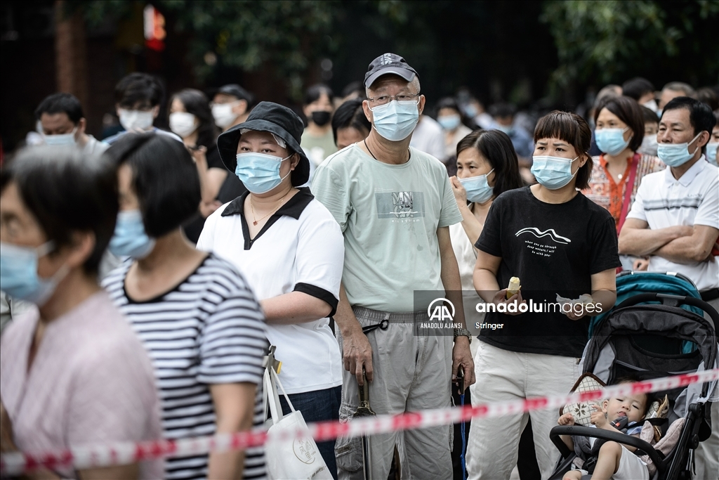 Çin'in Guangzhou kentinde nükleik asit testi için kuyruk oluştu