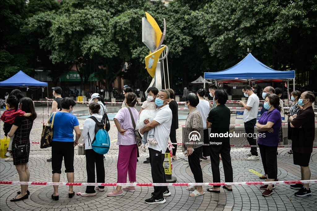 Çin'in Guangzhou kentinde nükleik asit testi için kuyruk oluştu