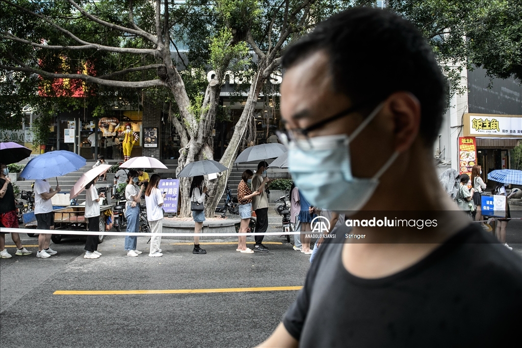 Çin'in Guangzhou kentinde nükleik asit testi için kuyruk oluştu