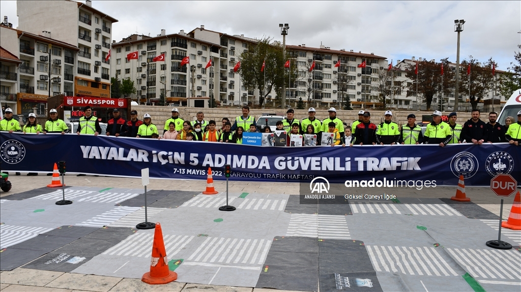 Sivas'ta "Yayalar için 5 adımda güvenli trafik" uygulaması yapıldı