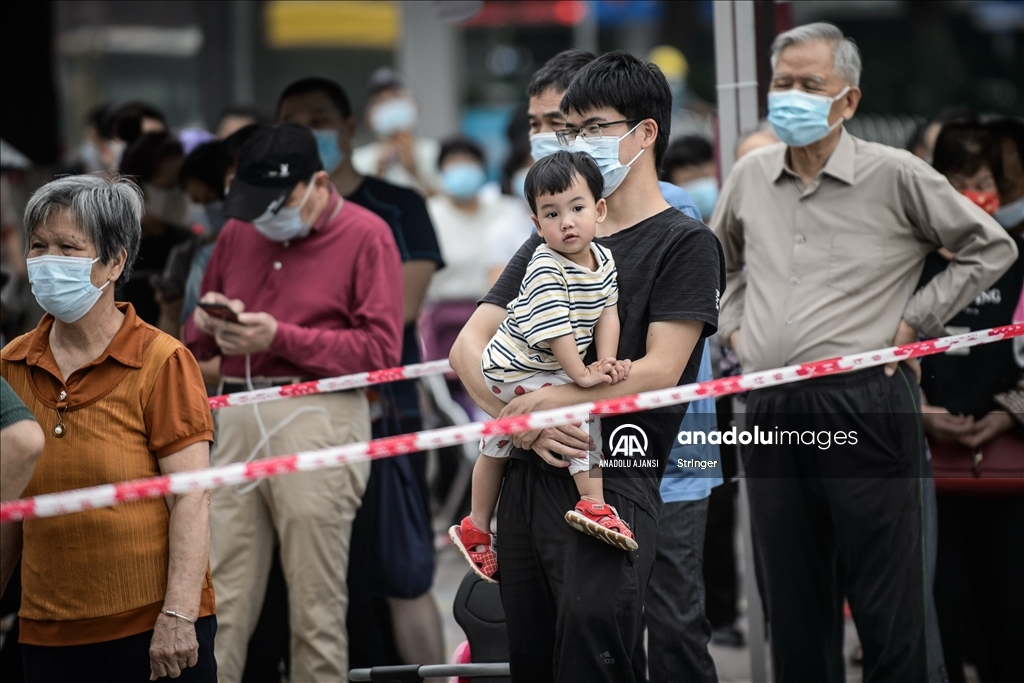 Çin'in Guangzhou kentinde nükleik asit testi için kuyruk oluştu