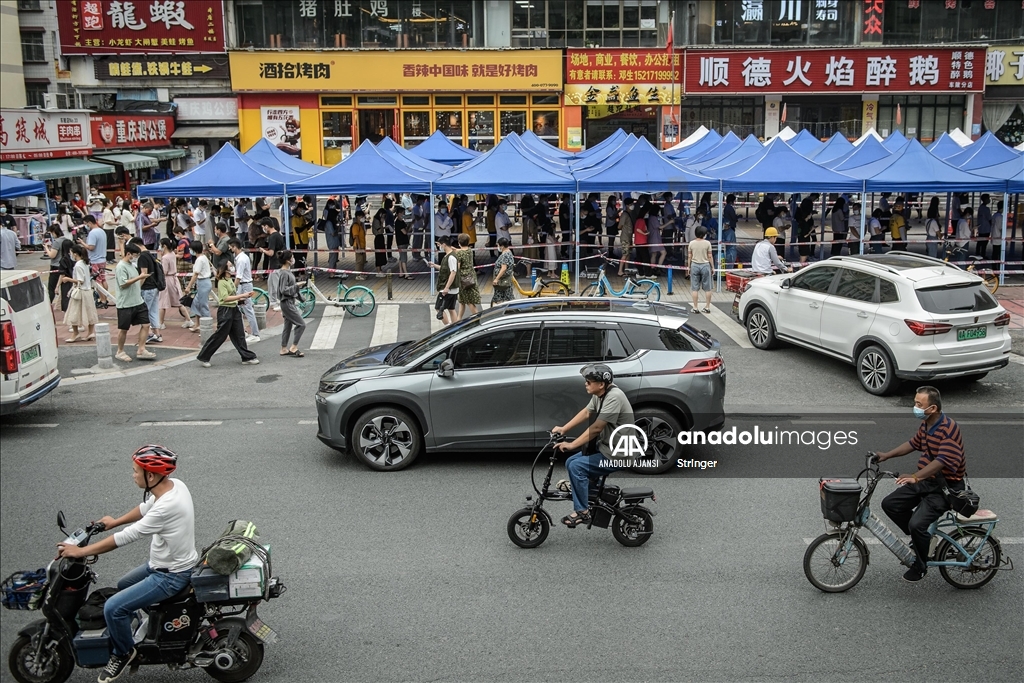 Çin'in Guangzhou kentinde nükleik asit testi için kuyruk oluştu