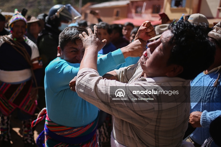 Miembros de diferentes comunidades realizan las tradicionales peleas en la celebración del Tinku en Macha, Potosí, Bolivia