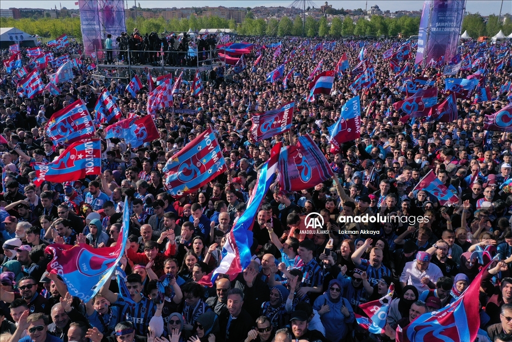 Trabzonsporlu taraftarlar İstanbul'da takımlarının şampiyonluğunu kutladı