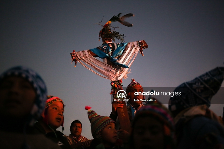 Varios indígenas bailan en la cima de una colina cuando comienza el festival de Tinku en Macha, Potosí, Bolivia.