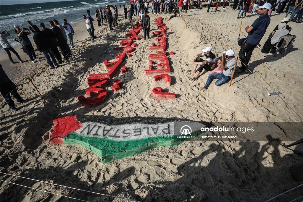 تلك الجدارية الرملية للتأكيد على تمسكنا بحق العودة لأراضينا الذي هجرنا منها عام 1948