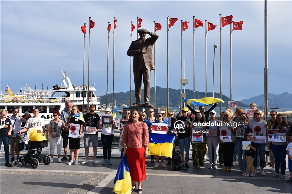 أطلق المتظاهرون هتافات مناهضة للرئيس الروسي، فلاديمير بوتين، رافعين صور بعض ضحايا الحرب