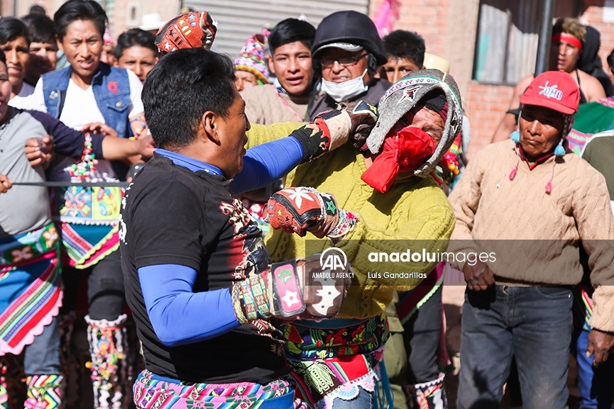 Miembros de diferentes comunidades realizan las tradicionales peleas en la celebración del Tinku en Macha, Potosí, Bolivia