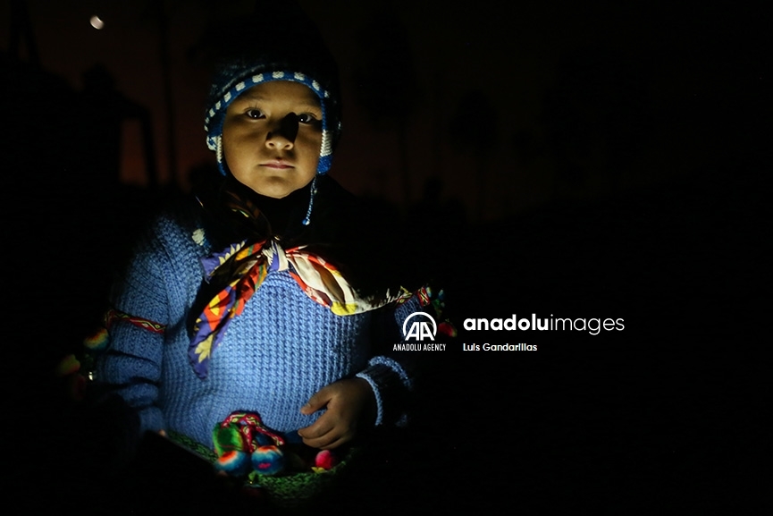 Un niño sostiene un celular durante el inicio de Tinku en Macha, Potosí, Bolivia
