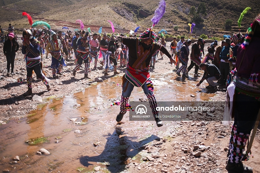 Miembros de la comunidad bailan antes de entrar al pueblo durante el Tinku en Macha, Potosí, Bolivia